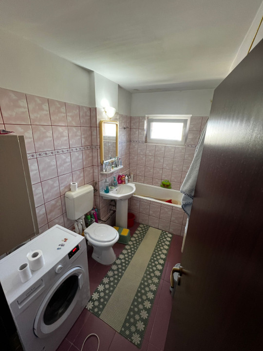 Apartament 3 camere, semidecomandat, 64mp utili, zona Dambovita