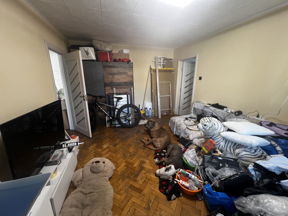 Apartament 2 camere, etaj 3, semi-decomandat - zona Dambovita