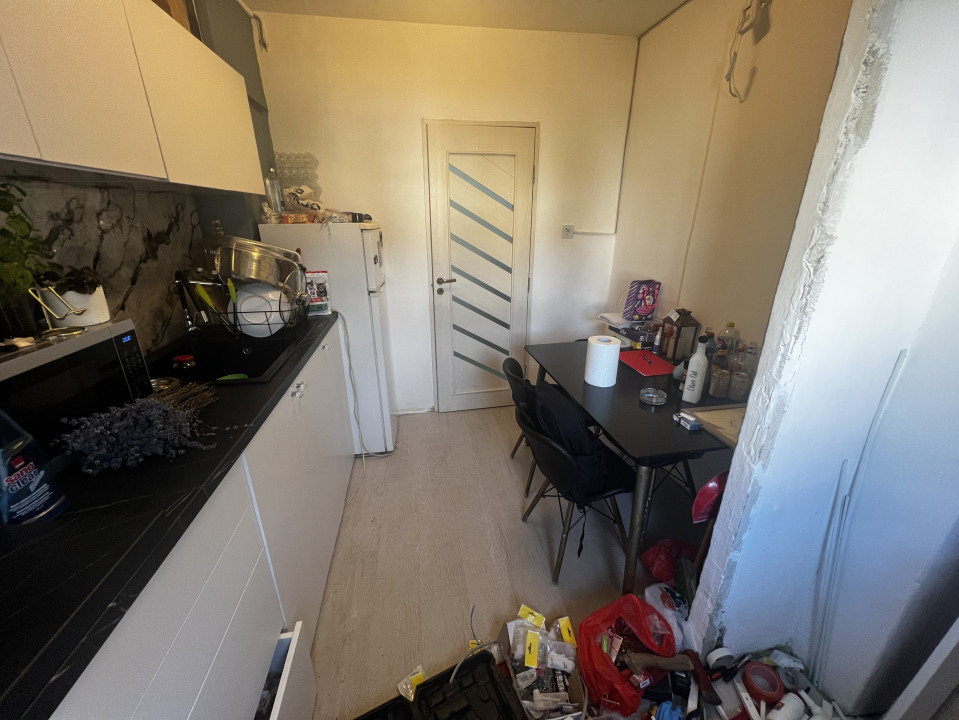 Apartament 2 camere, etaj 3, semi-decomandat - zona Dambovita