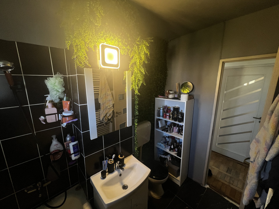 Apartament 2 camere, etaj 3, semi-decomandat - zona Dambovita