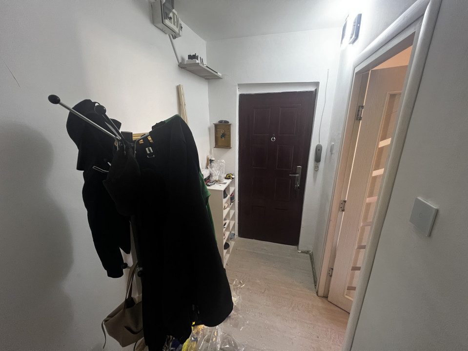 Apartament 2 camere, etaj 3, semi-decomandat - zona Dambovita