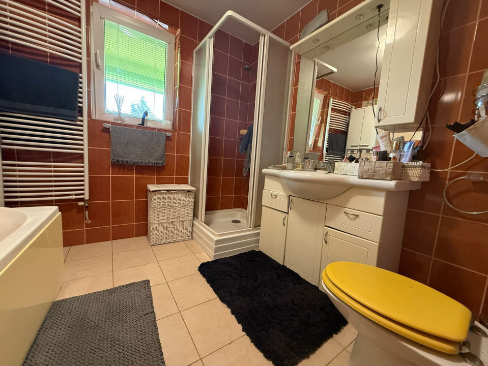 Casa individuala, spatioasa, 6 camere, 147 mp utili - zona Fratelia