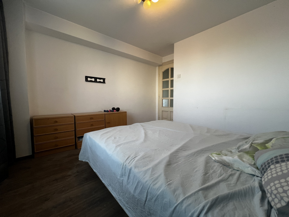 Apartament 3 camere, decomandat, etaj 3, zona Sagului