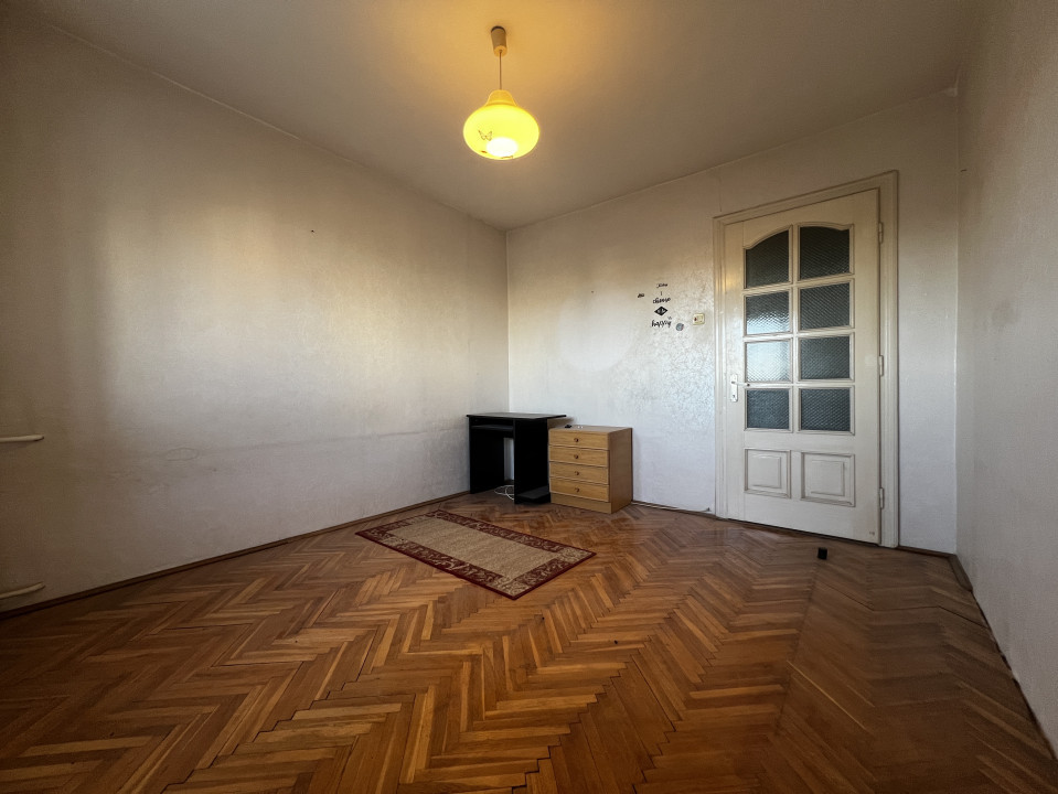 Apartament 3 camere, decomandat, etaj 3, zona Sagului