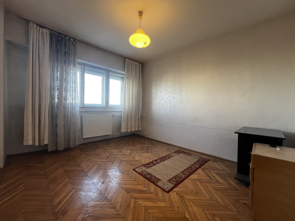 Apartament 3 camere, decomandat, etaj 3, zona Sagului
