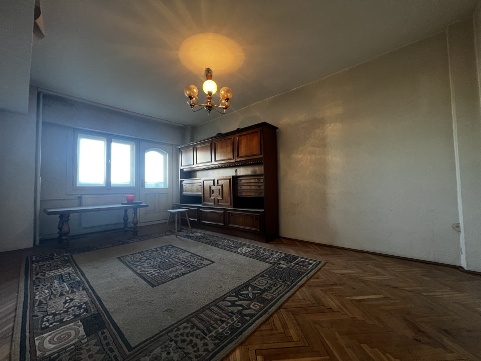 Apartament 3 camere, decomandat, etaj 3, zona Sagului