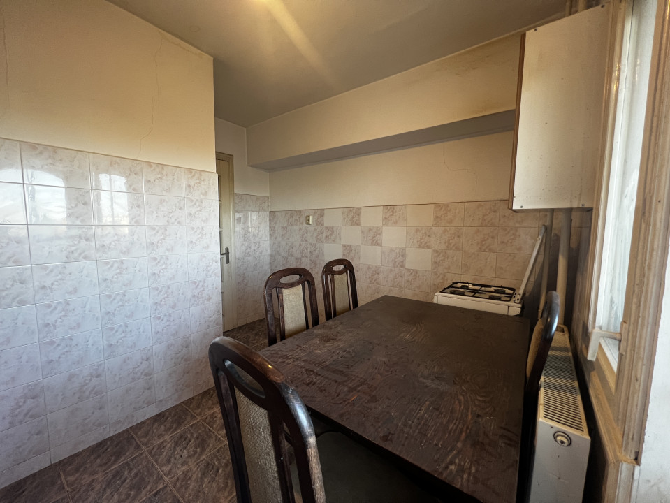 Apartament 3 camere, decomandat, etaj 3, zona Sagului