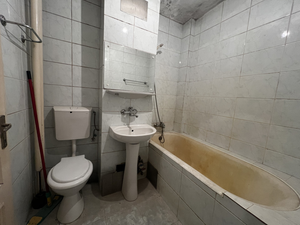 Apartament 3 camere, decomandat, etaj 3, zona Sagului