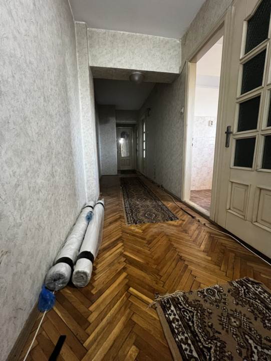 Apartament 3 camere, decomandat, etaj 3, zona Sagului