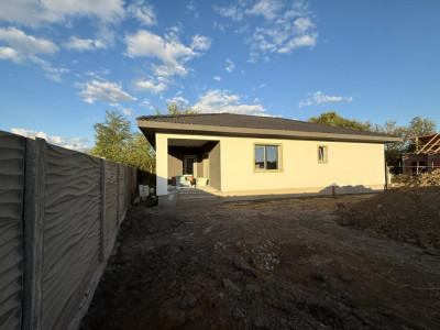 Casa individuală, 4 camere, 2 bai, 110 mp utili, 408mp teren in Utvin 