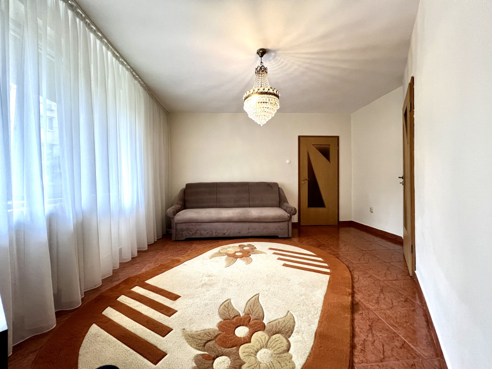 Apartament 3 camere, 70 mp utili, semidecomandat, parter, zona Spitalul Judetean