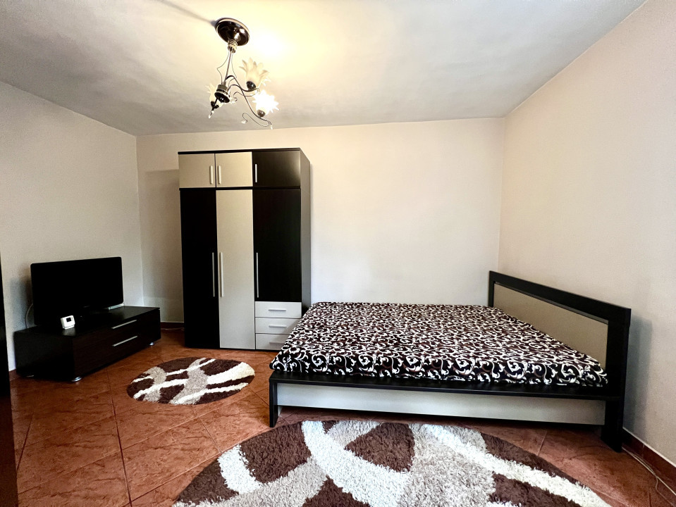 Apartament 3 camere, 70 mp utili, semidecomandat, parter, zona Spitalul Judetean