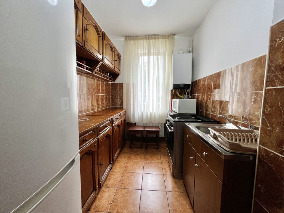 Apartament 3 camere, 70 mp utili, semidecomandat, parter, zona Spitalul Judetean
