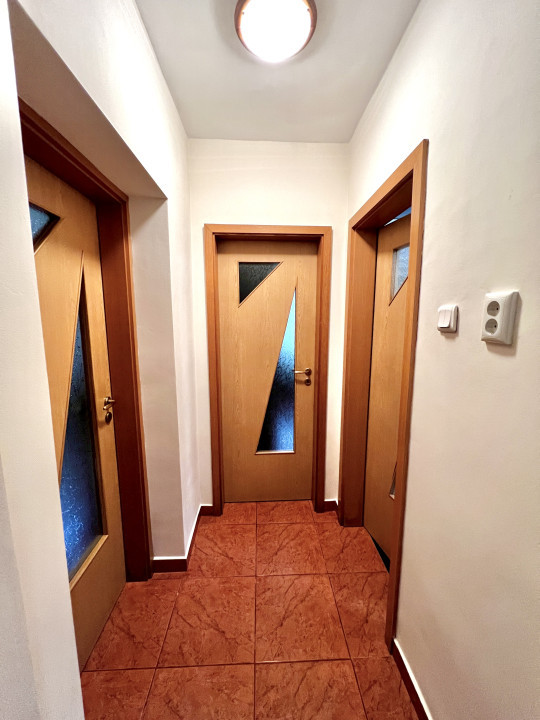 Apartament 3 camere, 70 mp utili, semidecomandat, parter, zona Spitalul Judetean
