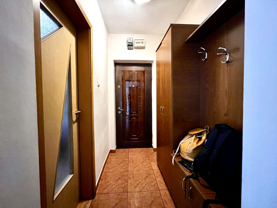 Apartament 3 camere, 70 mp utili, semidecomandat, parter, zona Spitalul Judetean