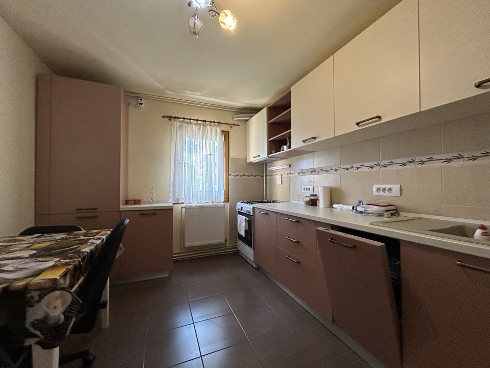 Apartament 4 camere, decomandat, 77mp, etaj 1/4 in zona Soarelui 