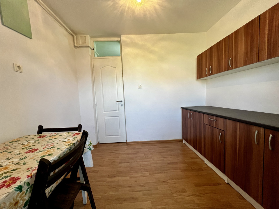 Apartament 3 camere cu garaj, decomandat, etaj intermediar, 65mp, zona Girocului