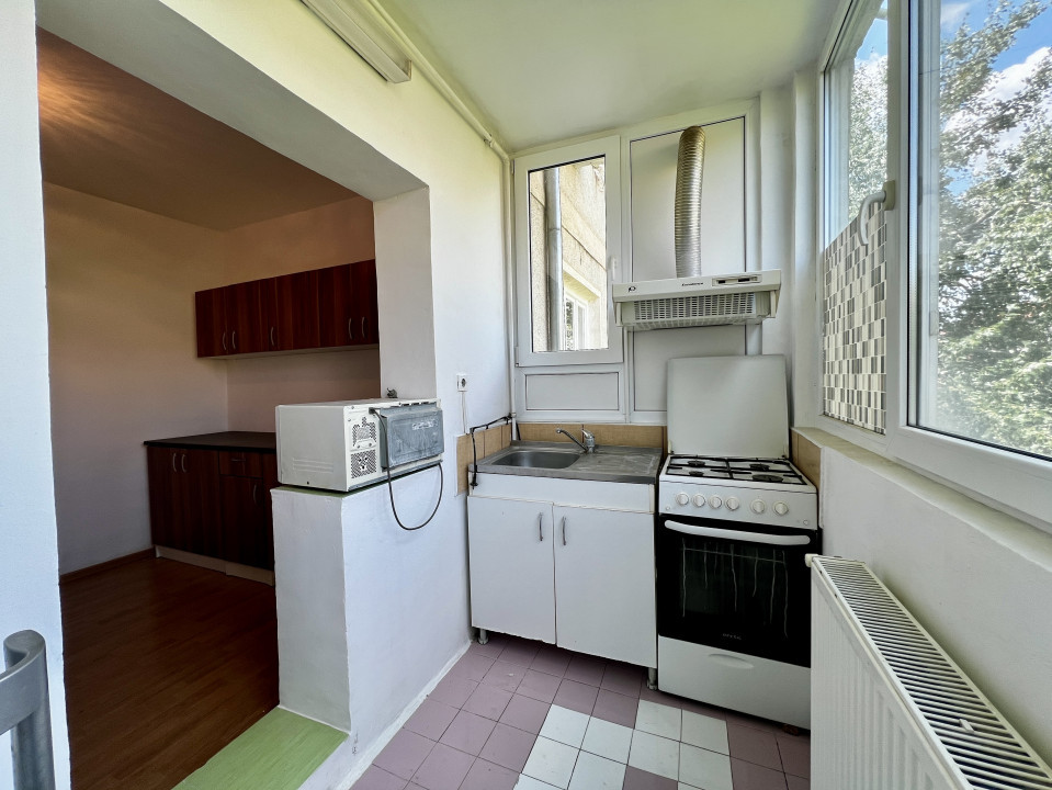 Apartament 3 camere cu garaj, decomandat, etaj intermediar, 65mp, zona Girocului