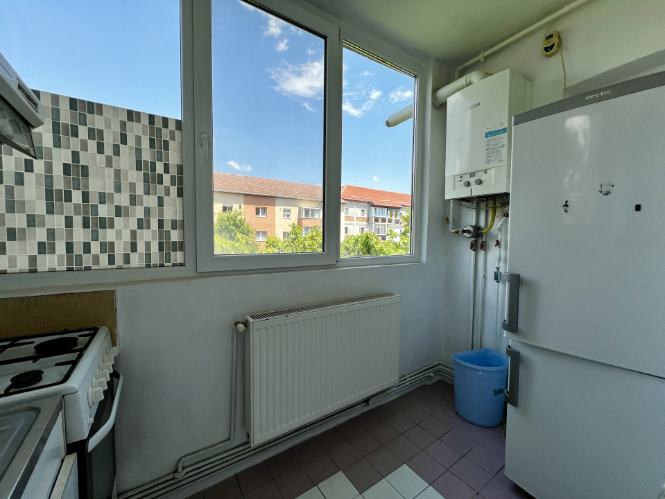 Apartament 3 camere cu garaj, decomandat, etaj intermediar, 65mp, zona Girocului