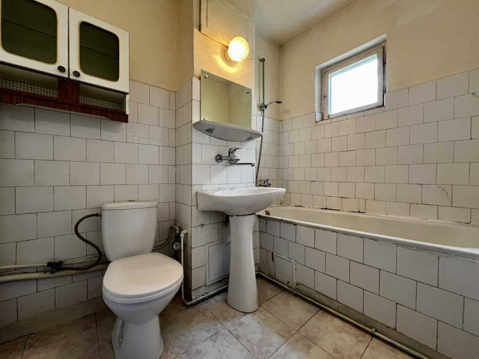 Apartament 3 camere cu garaj, decomandat, etaj intermediar, 65mp, zona Girocului