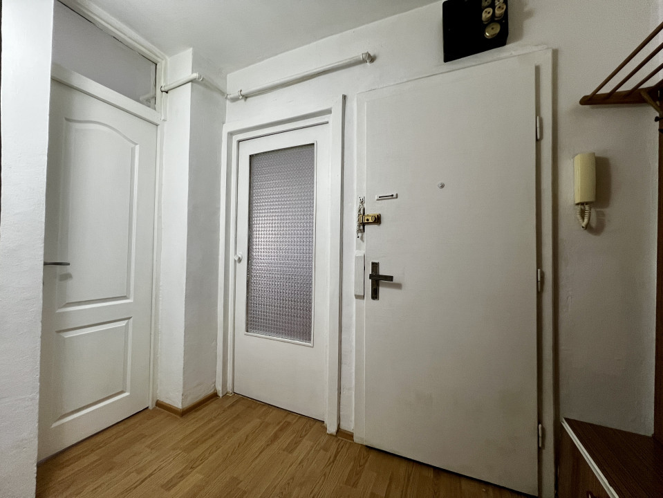 Apartament 3 camere cu garaj, decomandat, etaj intermediar, 65mp, zona Girocului