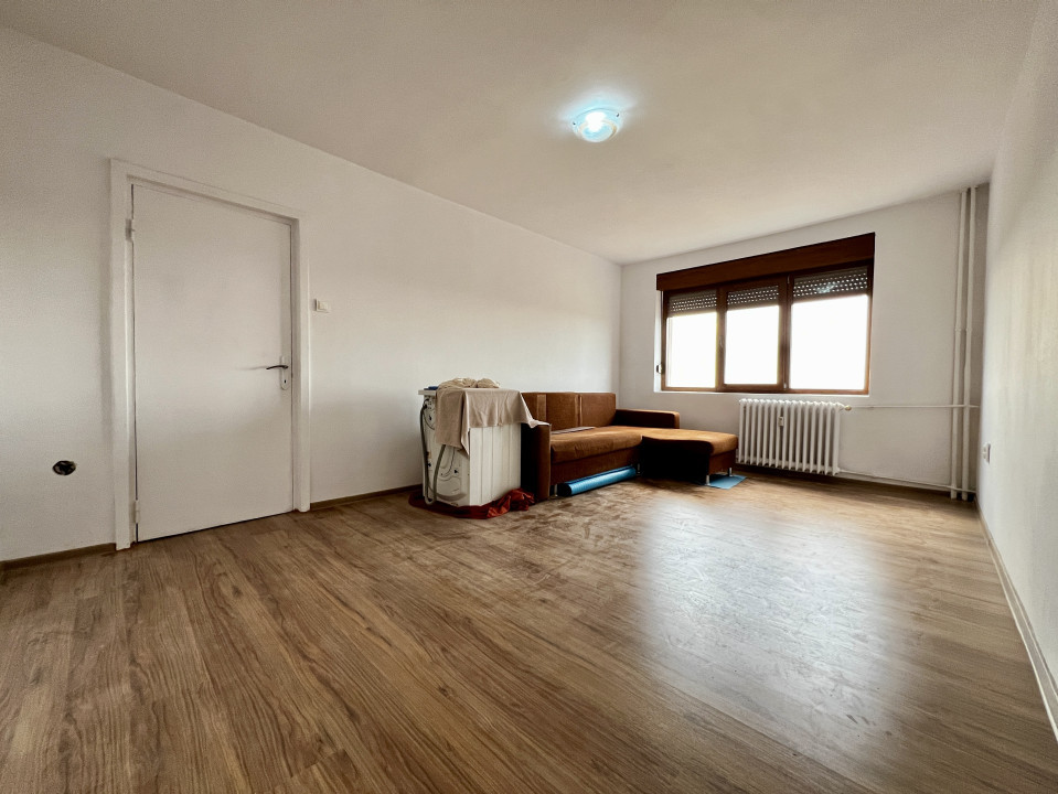 Apartament 3 camere, semidecomandat, etaj intermediar, zona Sala Olimpia