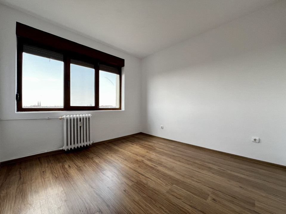 Apartament 3 camere, semidecomandat, etaj intermediar, zona Sala Olimpia
