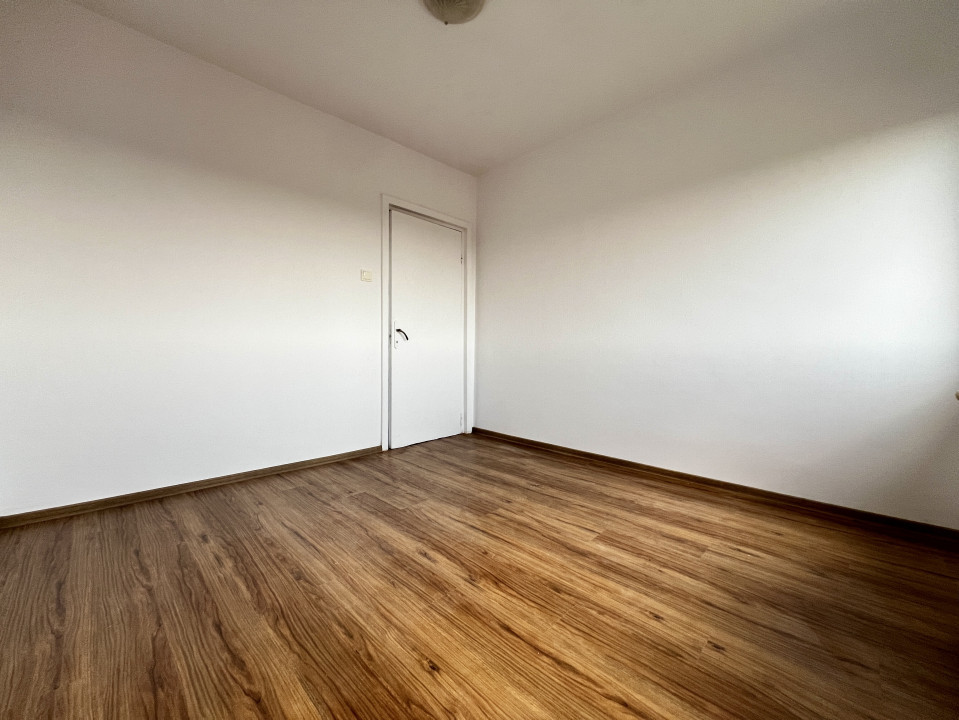 Apartament 3 camere, semidecomandat, etaj intermediar, zona Sala Olimpia