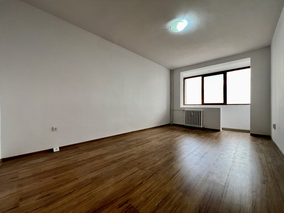 Apartament 3 camere, semidecomandat, etaj intermediar, zona Sala Olimpia