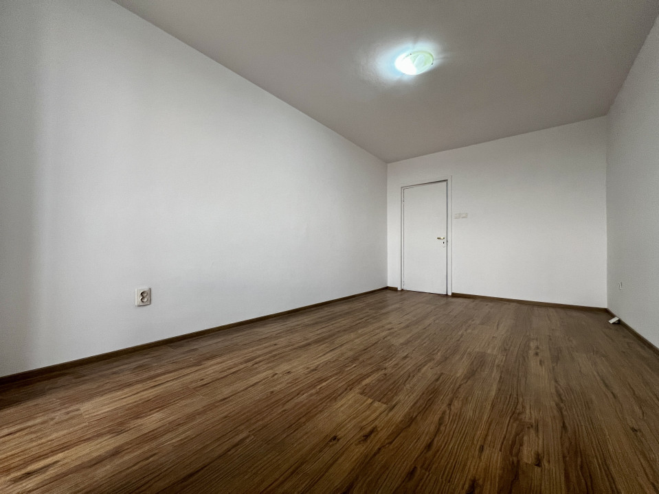 Apartament 3 camere, semidecomandat, etaj intermediar, zona Sala Olimpia