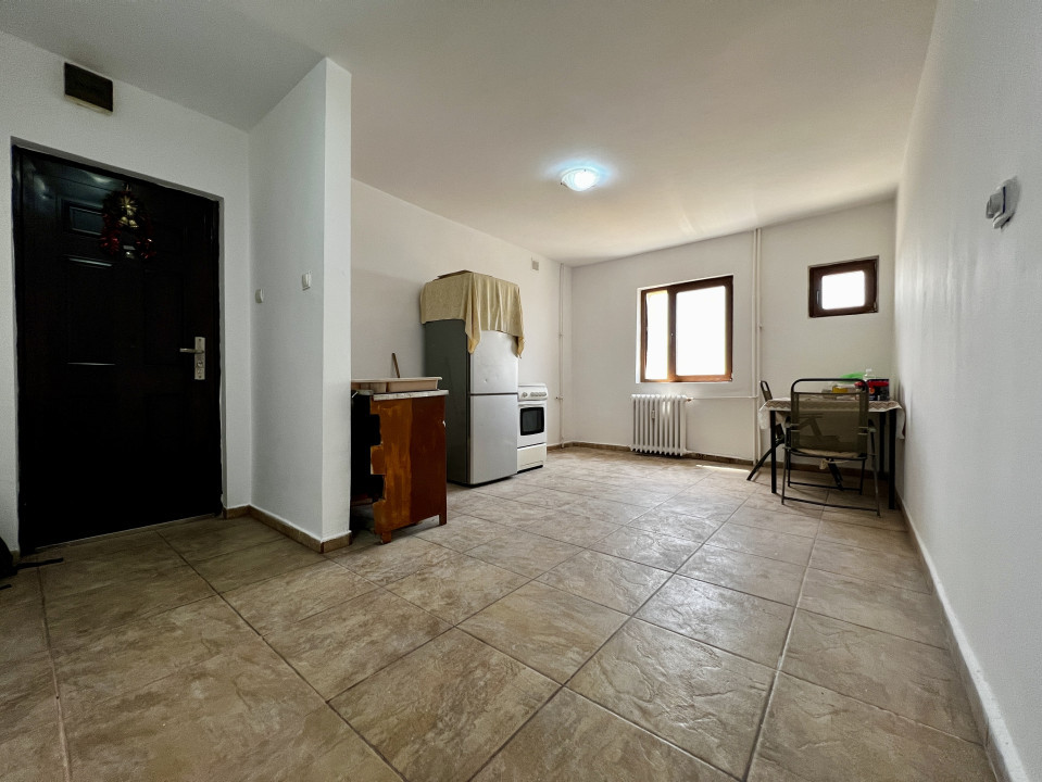 Apartament 3 camere, semidecomandat, etaj intermediar, zona Sala Olimpia