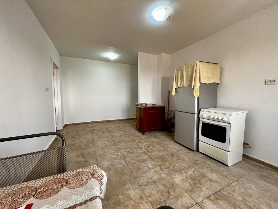 Apartament 3 camere, semidecomandat, etaj intermediar, zona Sala Olimpia