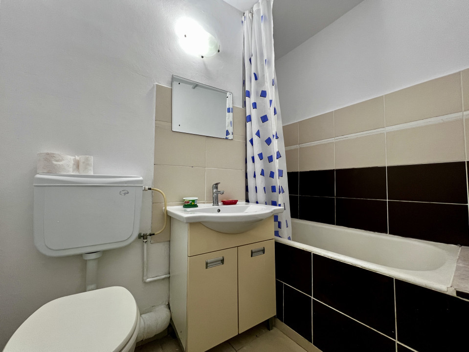 Apartament 3 camere, semidecomandat, etaj intermediar, zona Sala Olimpia