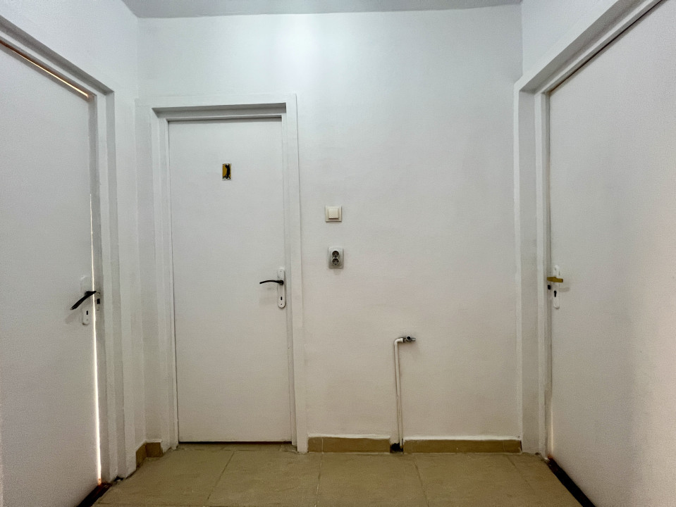 Apartament 3 camere, semidecomandat, etaj intermediar, zona Sala Olimpia