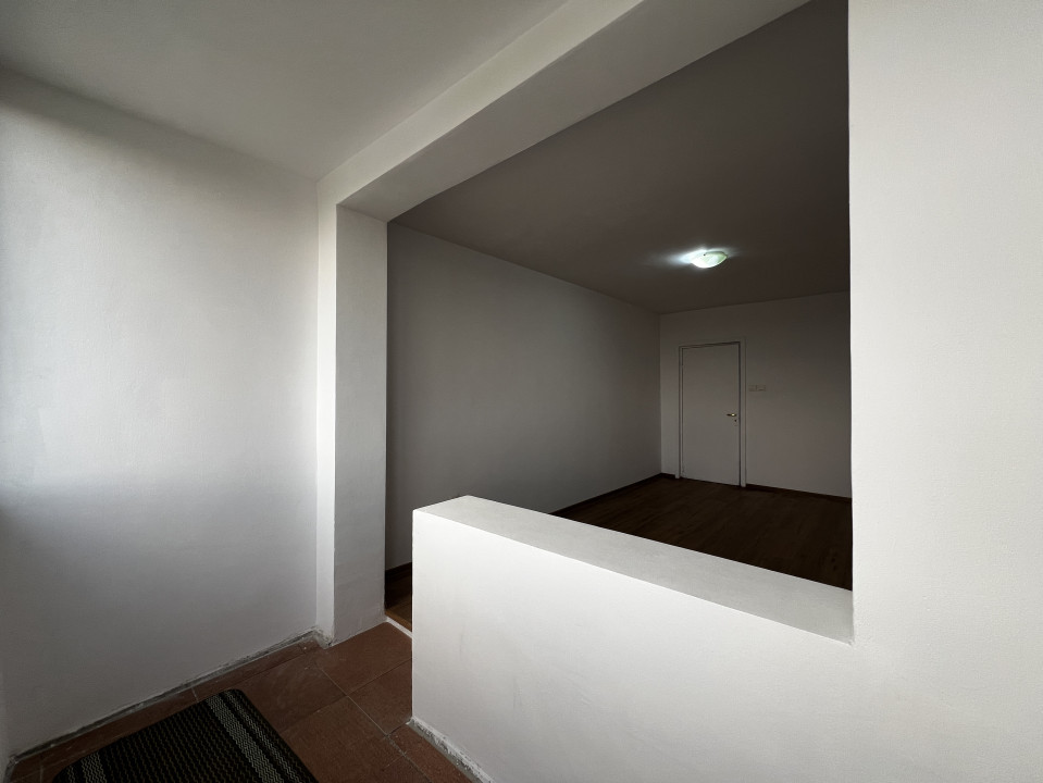 Apartament 3 camere, semidecomandat, etaj intermediar, zona Sala Olimpia