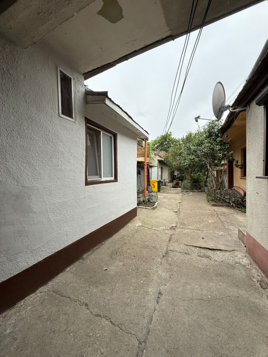 Casa cu 2 camere in curte comuna, 66mp utili, in zona Traian