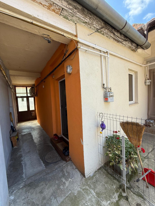 Casa cu o camere si bucatarie mare in curte comuna,  45mp utili, in zona Traian