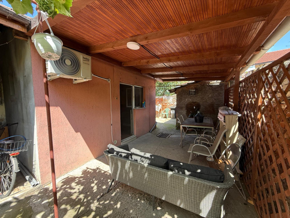 Casa cu o camere si bucatarie mare in curte comuna,  45mp utili, in zona Traian