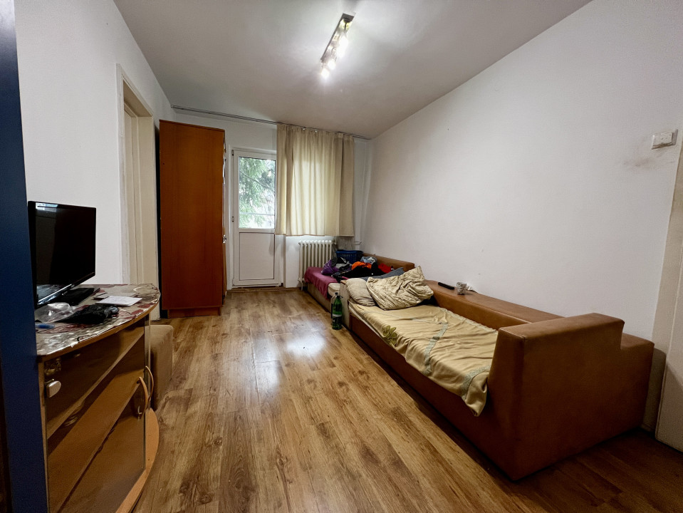 Apartament 2 camere, semidecomandat, etaj intermediar, zona Piata Doina