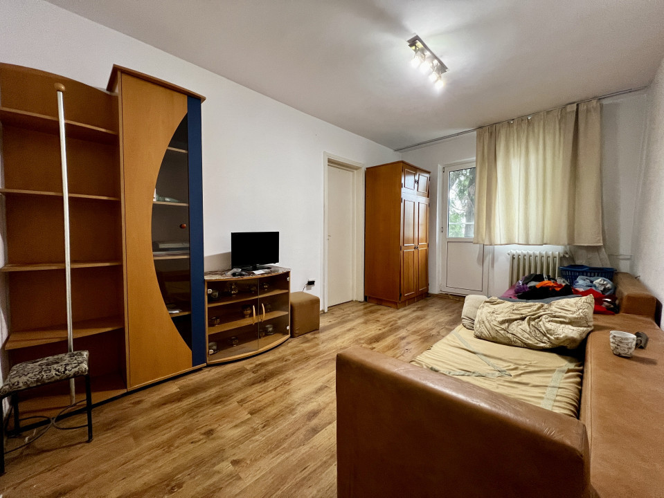 Apartament 2 camere, semidecomandat, etaj intermediar, zona Piata Doina