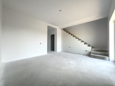 Triplex, 3 camere, 85mp utili, 320mp teren, curent trifazic - Sacalaz