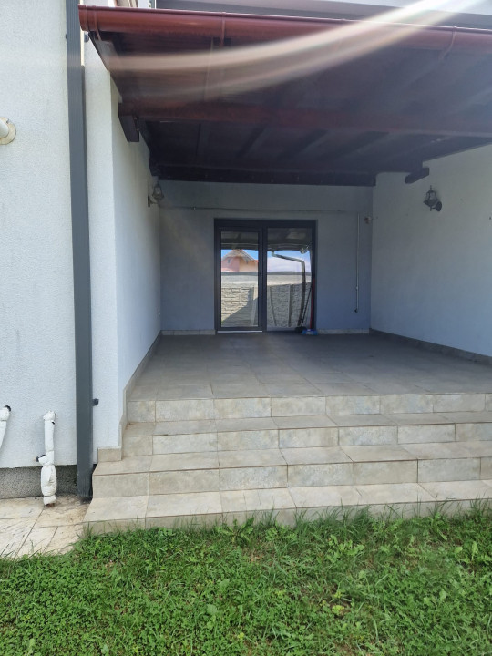 Duplex 4 camere, 154 mp utili, cu garaj si 2 fronturi stradale - Mosinita Noua