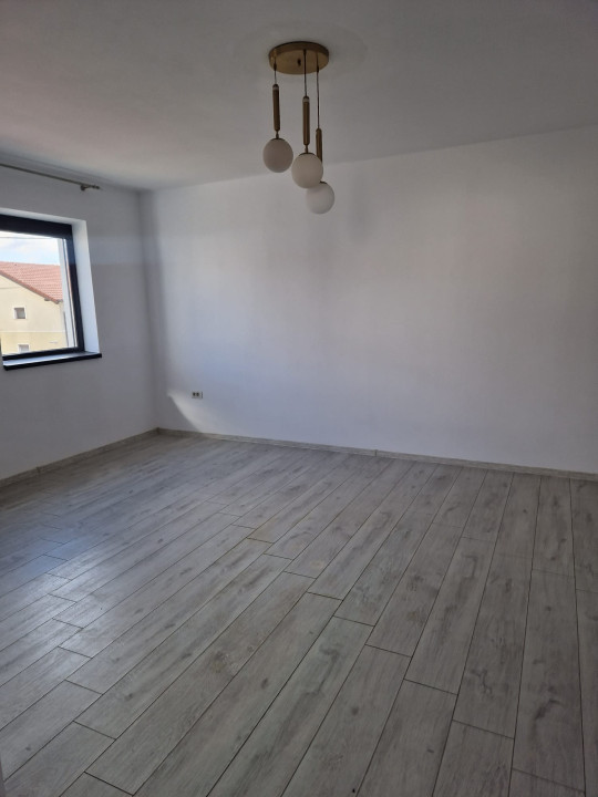 Duplex 4 camere, 154 mp utili, cu garaj si 2 fronturi stradale - Mosinita Noua