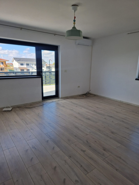 Duplex 4 camere, 154 mp utili, cu garaj si 2 fronturi stradale - Mosinita Noua