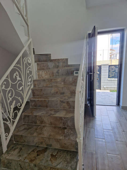 Duplex 4 camere, 154 mp utili, cu garaj si 2 fronturi stradale - Mosinita Noua