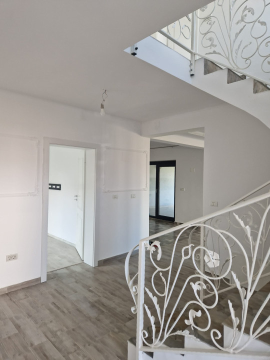 Duplex 4 camere, 154 mp utili, cu garaj si 2 fronturi stradale - Mosinita Noua