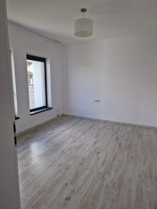 Duplex 4 camere, 154 mp utili, cu garaj si 2 fronturi stradale - Mosinita Noua