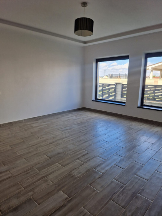 Duplex 4 camere, 154 mp utili, cu garaj si 2 fronturi stradale - Mosinita Noua