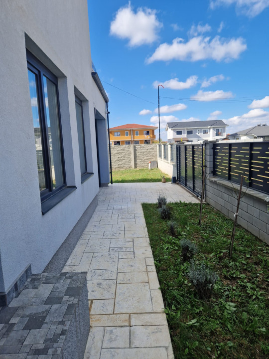 Duplex 4 camere, 154 mp utili, cu garaj si 2 fronturi stradale - Mosinita Noua