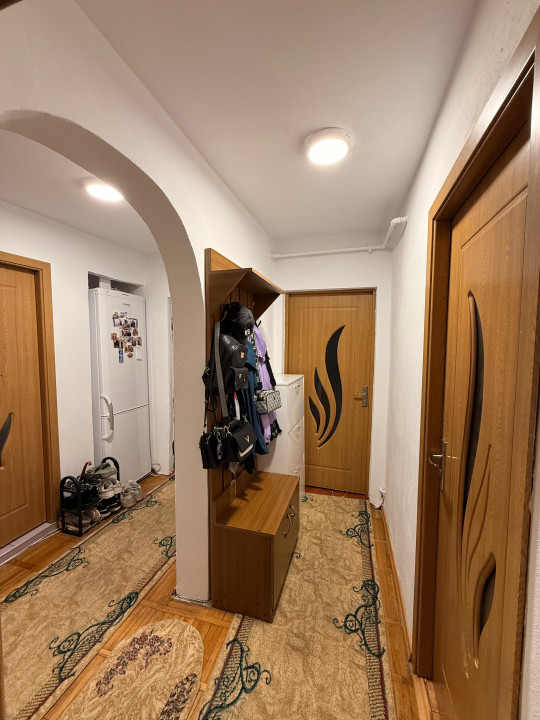 Apartament spatios, 3 camere, decomandat, mobilat si utilat - zona Sagului
